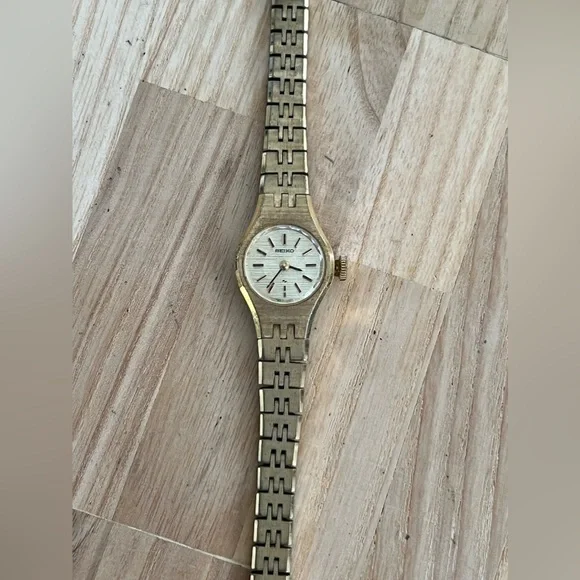 Seiko Ladies Watch Vintage Gold Tone Metal Bracelet and Dial 